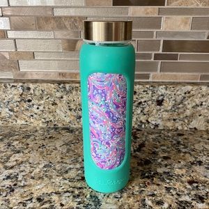Lilly Pulitzer Accessories - Lilly Pulitzer Glass Water Bottle EUC Lilly Pulitzer Accessories - Lilly Pulitzer Glass Water Bottle EUC